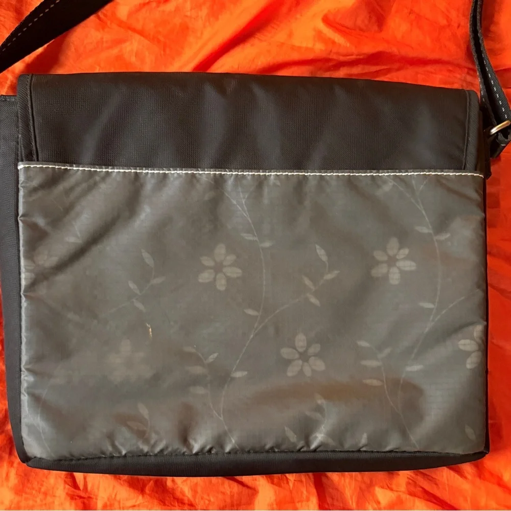 Sherpani Black Messenger Bag with warm Gray Quilted Front